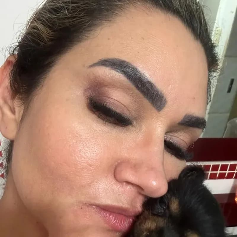 Ana com um filhote no colo