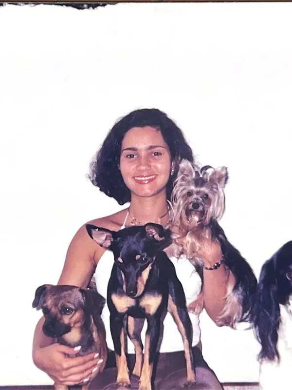 Foto antiga: Ana jovem com quatro cachorros