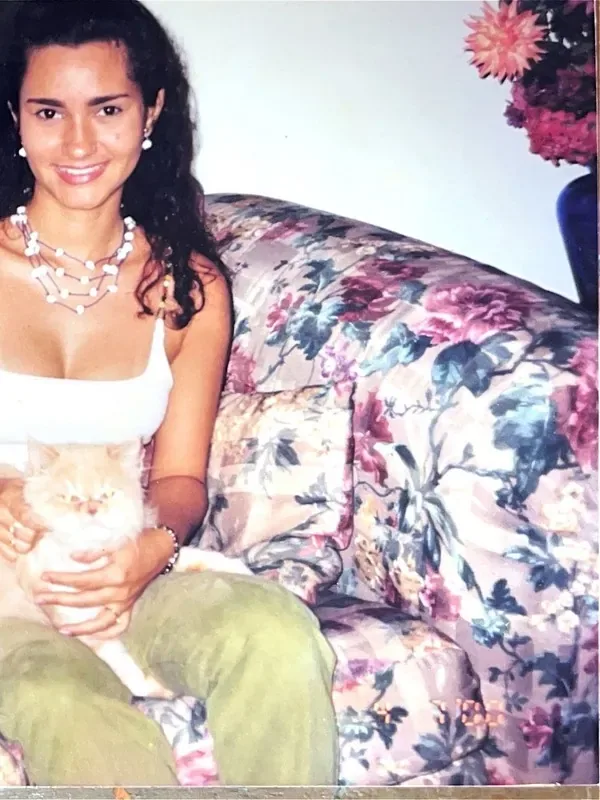 Foto antiga: Ana jovem com um gato no colo