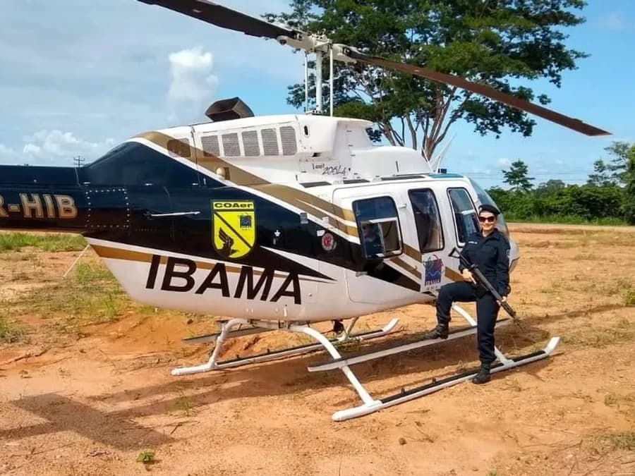 Ana em campo, ao lado do helicóptero do Ibama